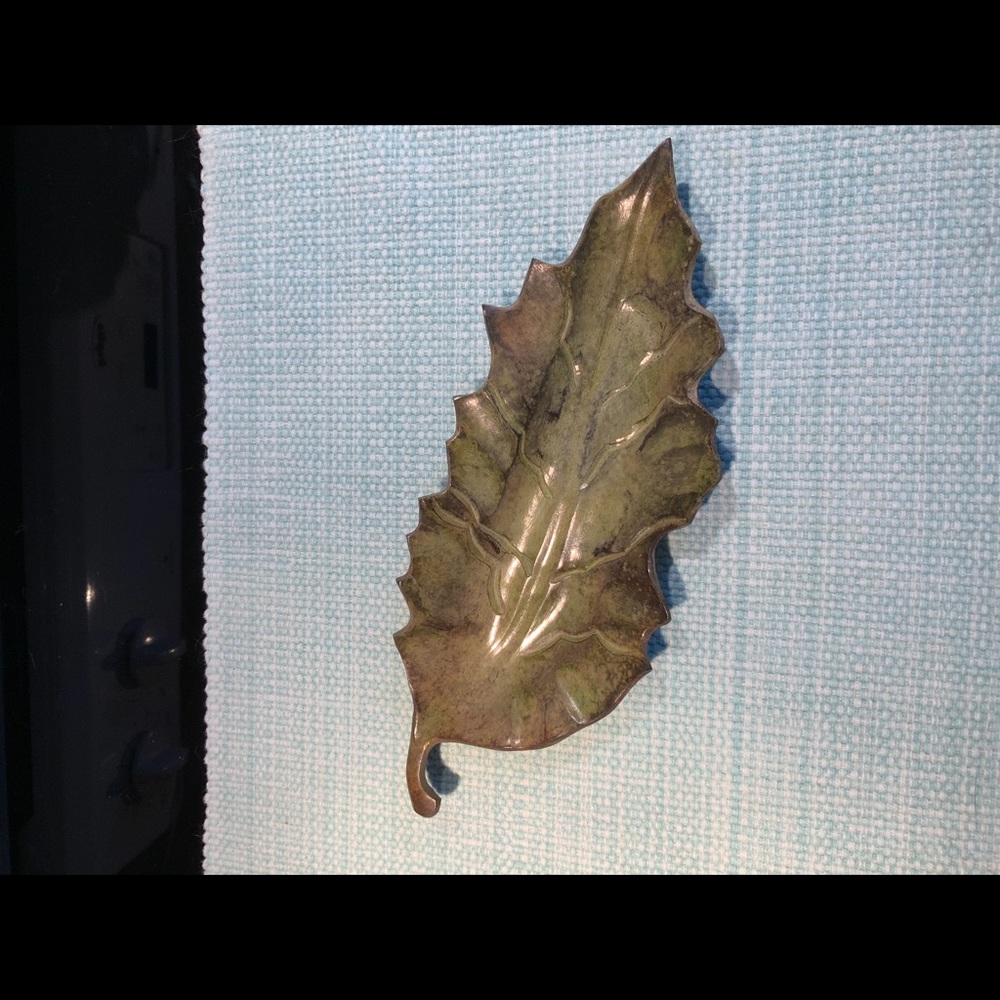 Oak leaf metal empty pocket